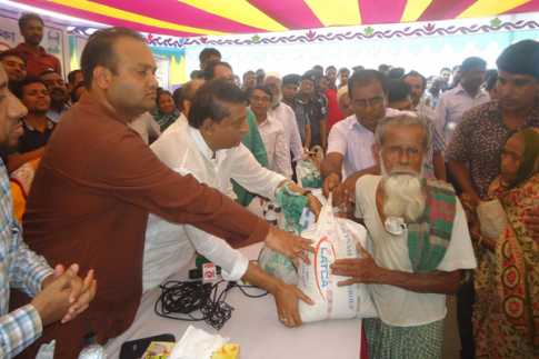 কাজিপুরে বন্যার্তদের মাঝে ত্রান সামগ্রী বিতরণ